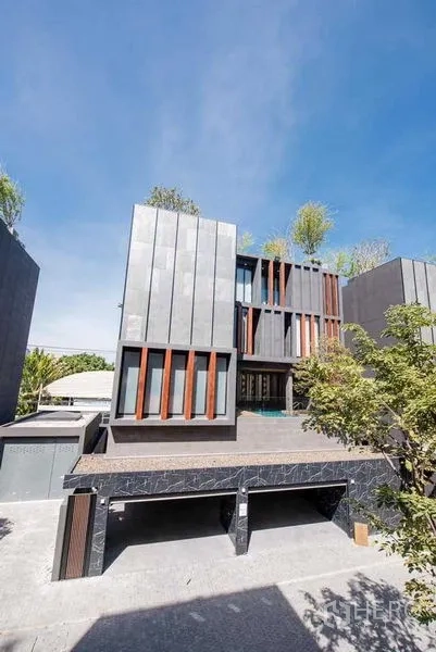 独立式住宅 出售在Prawet, Bangkok - 现代别墅立面，带屋顶绿化与有顶车位。