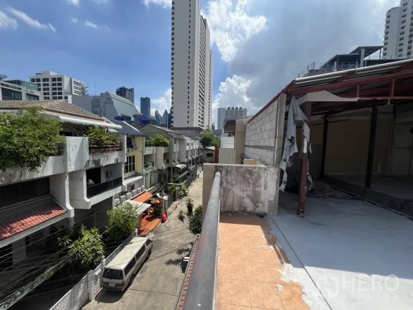 พื้นที่ขายปลีก ให้เช่าในWatthana, Bangkok - ระเบียงชั้นบนมองเห็นตรอกเงียบพร้อมวิวเส้นขอบฟ้าเมือง