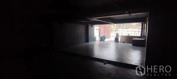 สำนักงาน ให้เช่าในChatuchak, Bangkok - พื้นที่ทำงานสไตล์ลอฟต์พร้อมแท่นคอนกรีต เปิดโล่งสู่หน้าร้านติดถนนด้วยประตูม้วน