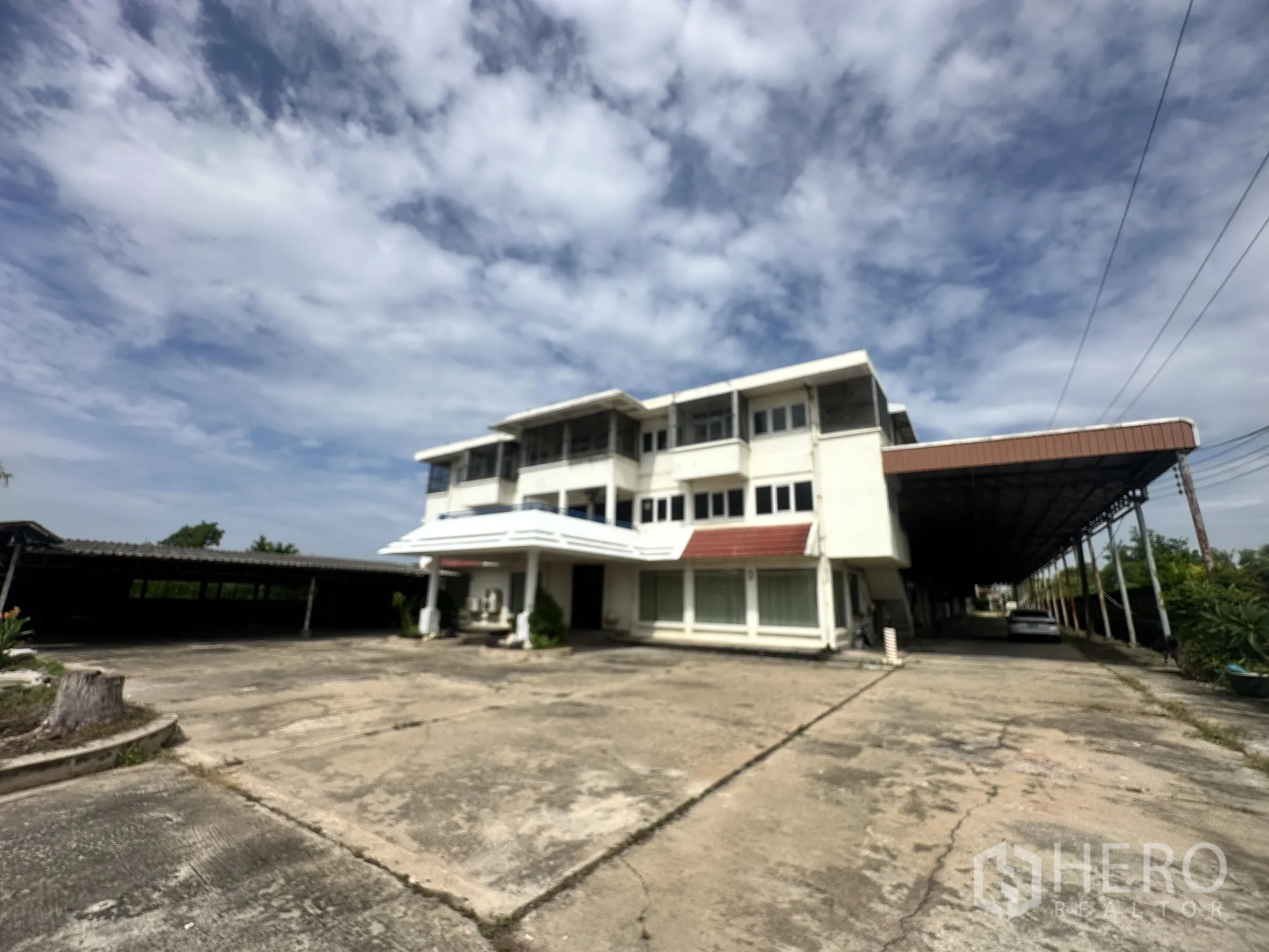 โรงงาน for sale in Sai Noi, Nonthaburi - อาคารสำนักงานหลายชั้นด้านหน้า พร้อมทางเข้าและพื้นที่จอดรถ