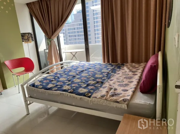 คอนโด ให้เช่าในPathum Wan, Bangkok - ห้องนอนเชื่อมต่อระเบียง เตียงคู่ เก้าอี้สีแดง มองเห็นวิวเมือง