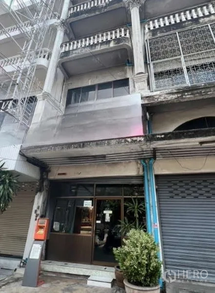 อาคารพาณิชย์ ให้เช่าในKhlong Toei, Bangkok - ด้านหน้าอาคารพาณิชย์หลายชั้นสไตล์เดิม พร้อมประตูกระจกบานเลื่อนและระเบียง