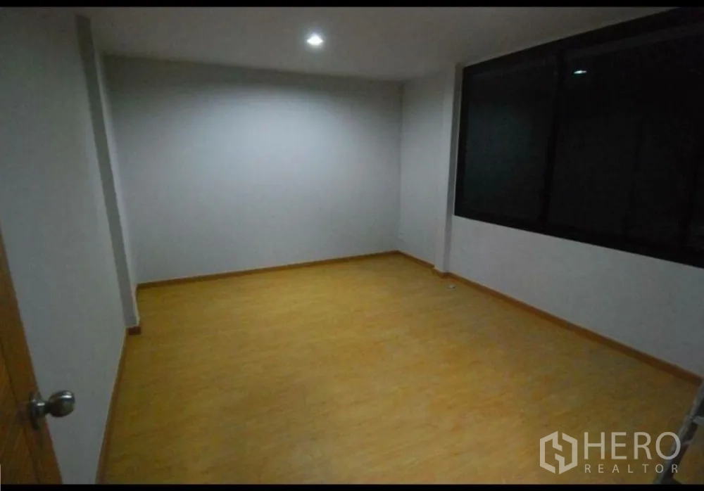 สำนักงานที่บ้าน ให้เช่าในLat Phrao, Bangkok - ห้องนอนหรือห้องทำงาน พื้นลายไม้และหน้าต่างบานใหญ่