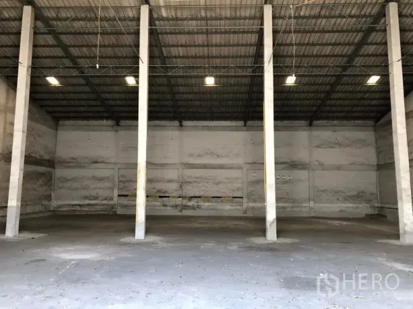 คลังสินค้า ให้เช่าในLat Krabang, Bangkok - ภายในโกดังโล่ง เพดานสูง โครงเหล็ก พื้นคอนกรีต เสาพยุงกลาง และไฟส่องสว่าง