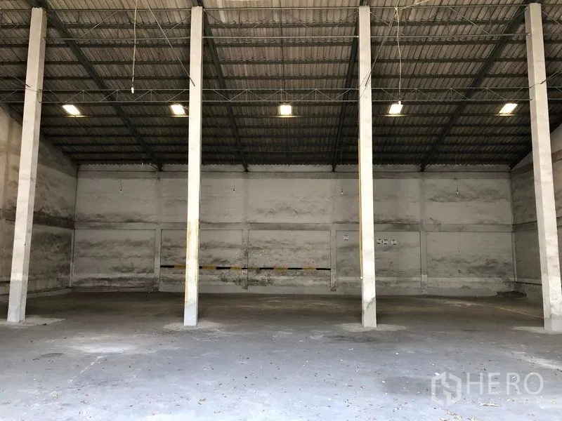 คลังสินค้า ให้เช่าในLat Krabang, Bangkok - ภายในโกดังโล่ง เพดานสูง โครงเหล็ก พื้นคอนกรีต เสาพยุงกลาง และไฟส่องสว่าง