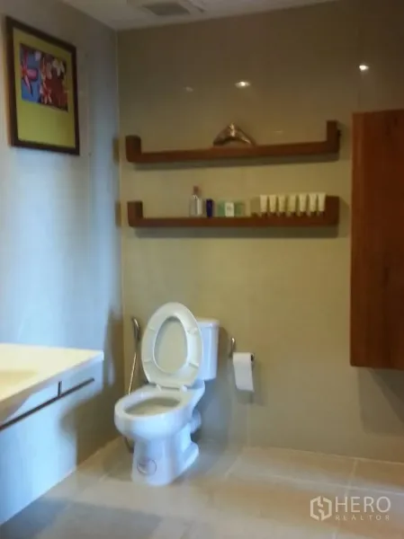 คอนโด ให้เช่าในKhlong San, Bangkok - ห้องน้ำโมเดิร์น อ่างลอย โถสุขภัณฑ์ กระเบื้องโทนอบอุ่น และชั้นวางไม้ติดผนัง