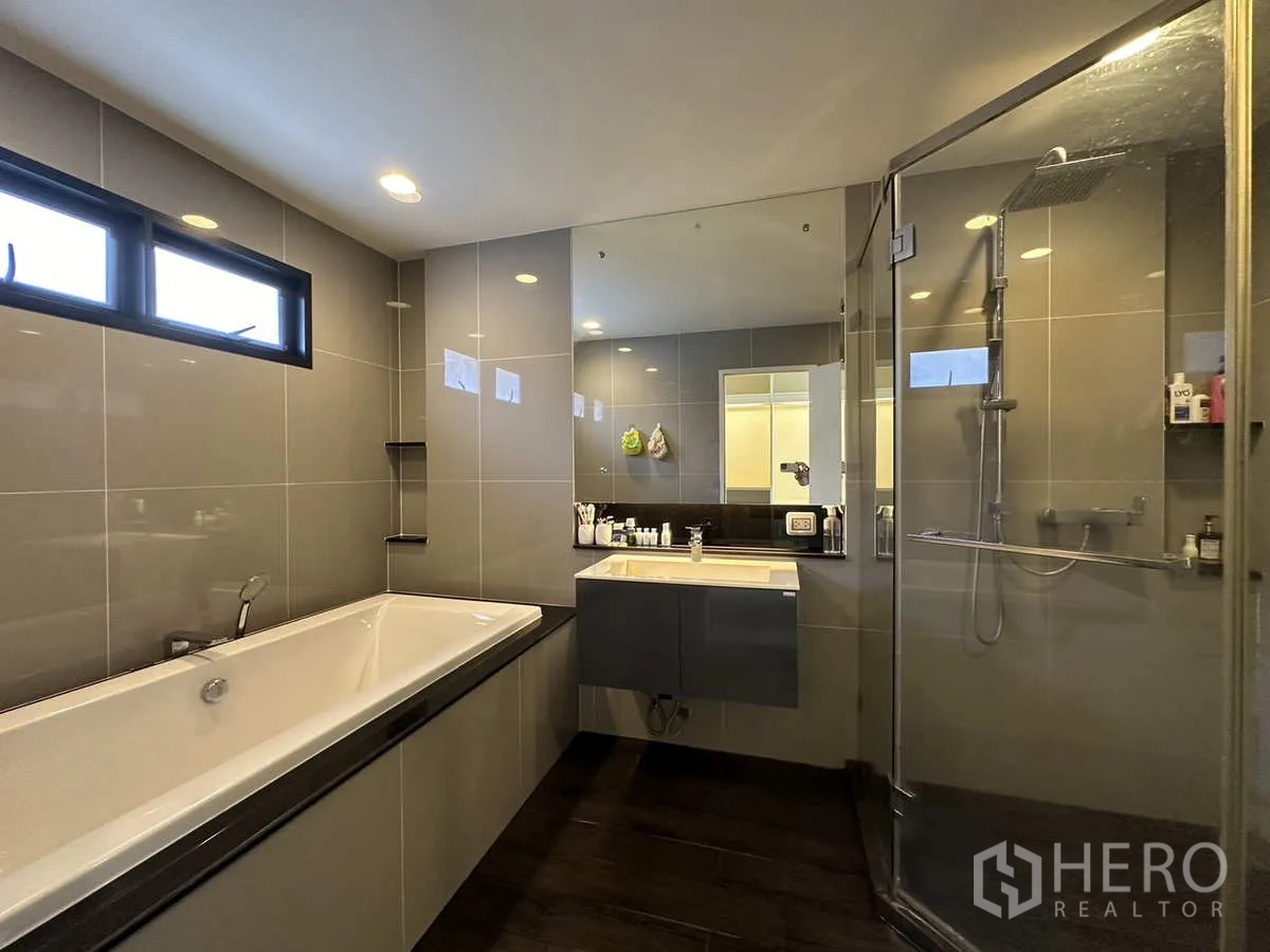 บ้าน ให้เช่าหรือขายในLam Luk Ka, Pathum Thani - ห้องน้ำโมเดิร์นมีอ่างอาบน้ำ ฝักบัวกระจก และกระจกบานใหญ่