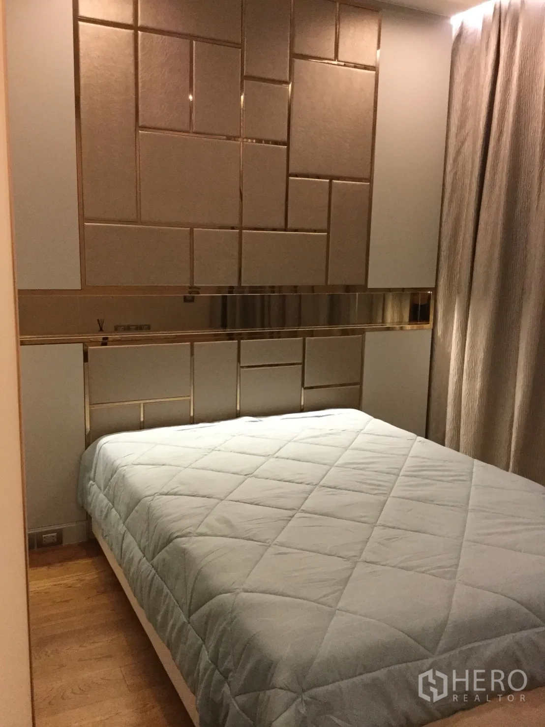 公寓 出租在Sathon, Bangkok - 次卧配几何拼接软包床头、柔和灯光和全遮光窗帘。