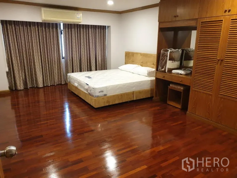 คอนโด ให้เช่าในWatthana, Bangkok - ห้องนอนที่สองพร้อมเตียง ตู้เสื้อผ้าบิลท์อินไม้ โต๊ะเครื่องแป้ง และผ้าม่านสูงจรดพื้น