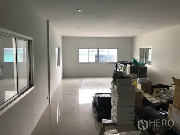 คลังสินค้า ให้เช่าในBang Kapi, Bangkok - ออฟฟิศภายในอาคาร แสงธรรมชาติจากหน้าต่างทั้งสองด้าน พร้อมกล่องสินค้าเรียงกองบนพื้นเงา