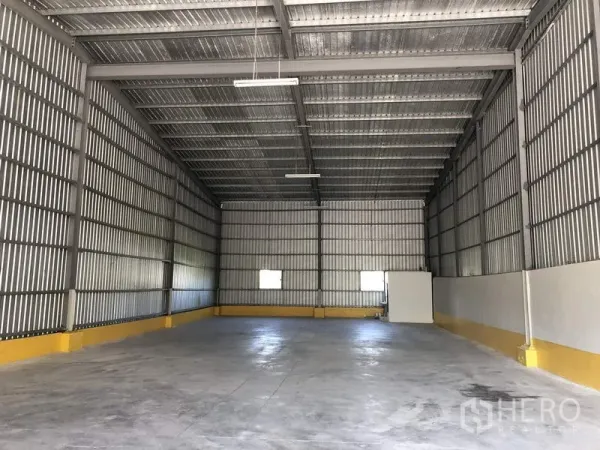 货栈 出租在Lat Krabang, Bangkok - 仓库内部，高挑钢结构屋顶、混凝土地面、两扇小窗与长条照明，位于曼谷Lat Krabang。