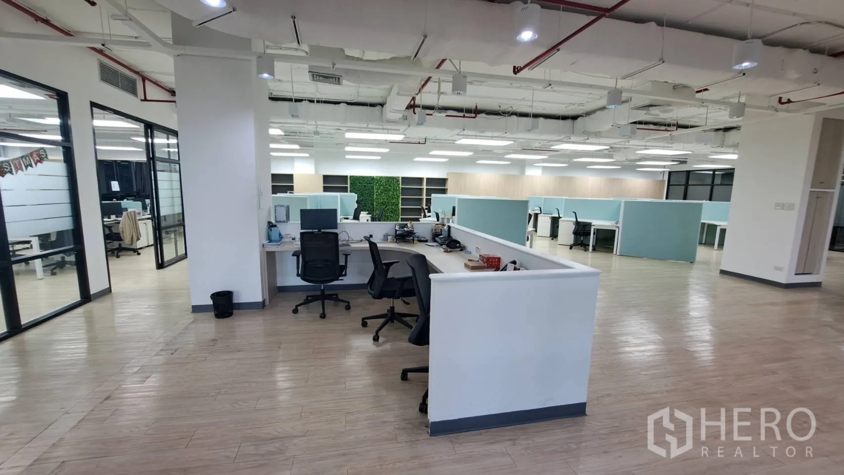 สำนักงาน ให้เช่าในYan Nawa, Bangkok - เคาน์เตอร์ต้อนรับเปิดสู่โซนสำนักงานกว้างและชั้นเก็บของ