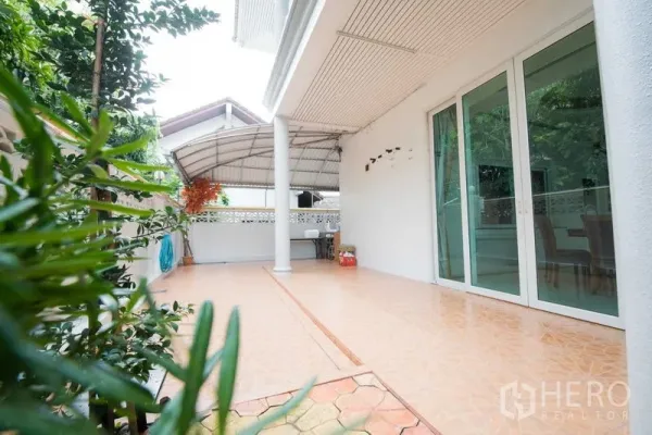 Detached House for rent or sale in Bang Kapi, Bangkok - Covered side terrace with tiled floor and sliding glass doors.