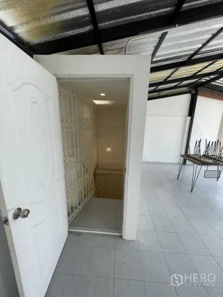 ทาวน์เฮาส์ ให้เช่าในPhra Khanong, Bangkok - ประตูลงบันไดจากดาดฟ้า พร้อมประตูเหล็กเลื่อนเพื่อความปลอดภัย