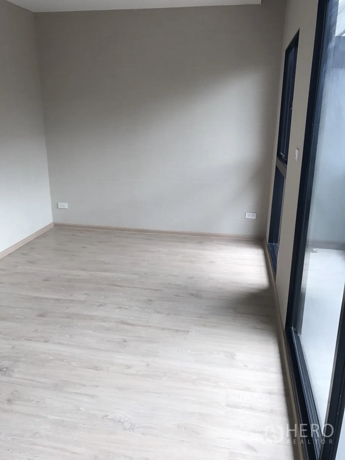 ทาวน์เฮาส์ ขายในSuan Luang, Bangkok - ห้องนอนสว่าง พื้นไม้โทนอ่อน และประตูกระจกเลื่อนออกระเบียง