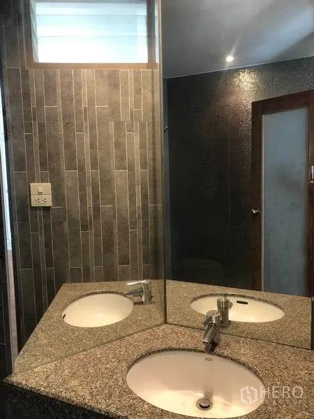 บ้าน ให้เช่าในWatthana, Bangkok - ห้องน้ำเคาน์เตอร์หินแกรนิต กระจกบานใหญ่ ผนังปูกระเบื้อง