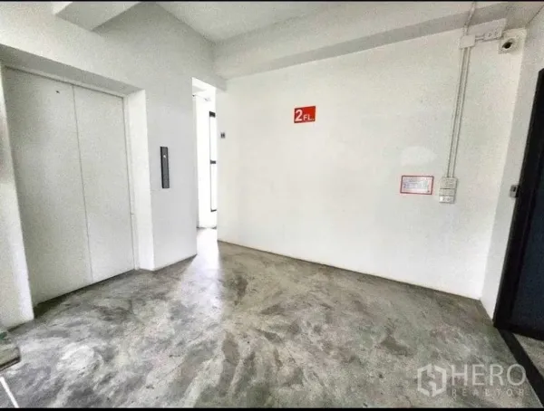 Office Space for rent or sale in Din Daeng, Bangkok - Second-floor lobby with elevator access and polished concrete flooring.