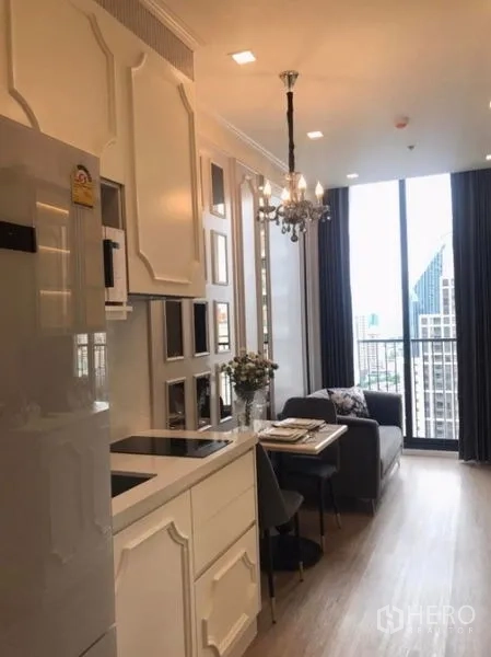 คอนโด ให้เช่าในWatthana, Bangkok - ครัวขนาดกะทัดรัดต่อเนื่องมุมทานข้าว สู่โซฟาและระเบียงวิวเมือง