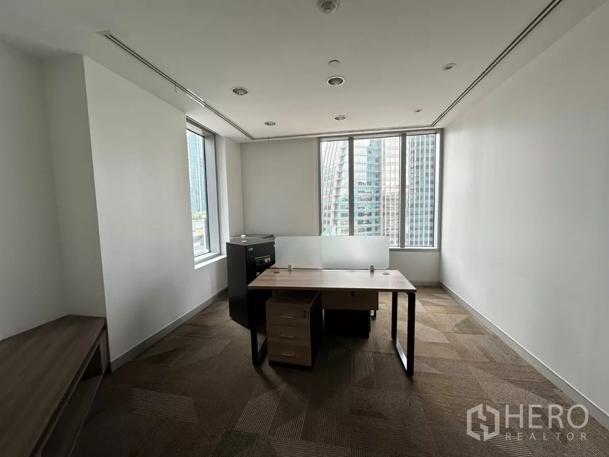 สำนักงาน ให้เช่าในWatthana, Bangkok - ห้องมุมสว่าง โต๊ะเดี่ยว ตู้นิรภัย และหน้าต่างบานใหญ่