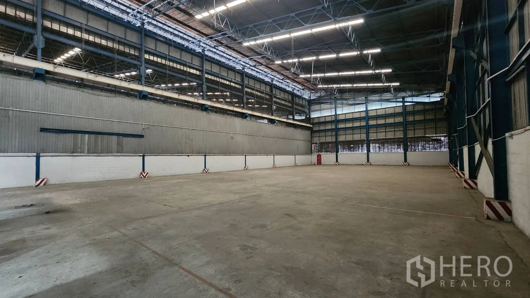 คลังสินค้า ให้เช่าในMueang Samut Prakan, Samut Prakan - ฮอลล์เก็บสินค้า ผนังเมทัลชีท ไฟส่องสว่างยาว และพื้นที่กว้างโล่ง