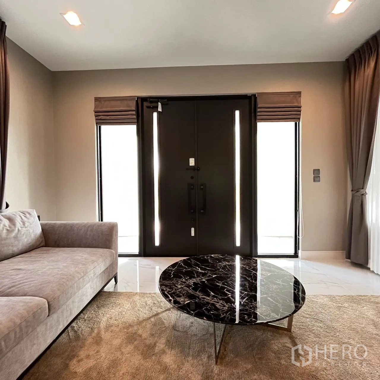 บ้าน ให้เช่าหรือขายในBang Khen, Bangkok - ประตูทางเข้าคู่ขนาดใหญ่ ข้างพื้นที่นั่งเล่นและโต๊ะหินอ่อน