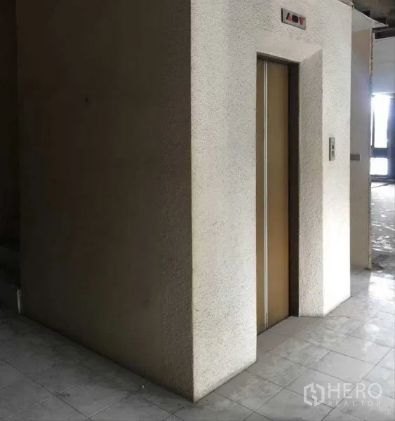 店屋 出租在Bang Rak, Bangkok - 店屋内的乘客电梯，可直达楼上楼层。