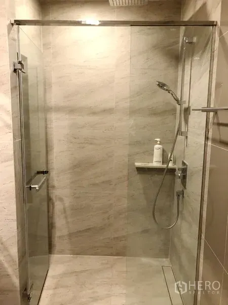 คอนโด ให้เช่าในWatthana, Bangkok - ตู้ shower กระจกแยกส่วน มาพร้อมฝักบัวเรนชาวเวอร์และมือจับ