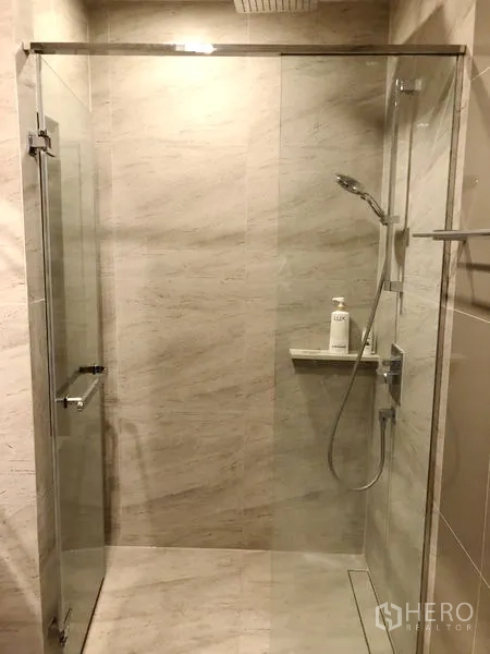 คอนโด ให้เช่าในWatthana, Bangkok - ตู้ shower กระจกแยกส่วน มาพร้อมฝักบัวเรนชาวเวอร์และมือจับ
