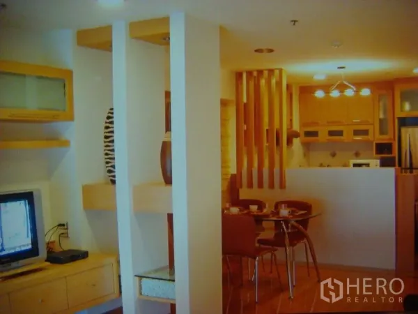 คอนโด ให้เช่าในPathum Wan, Bangkok - พื้นที่เปิดโล่งแสดงชั้นวางทีวี ชุดทานอาหาร และแผงกั้นไปครัว