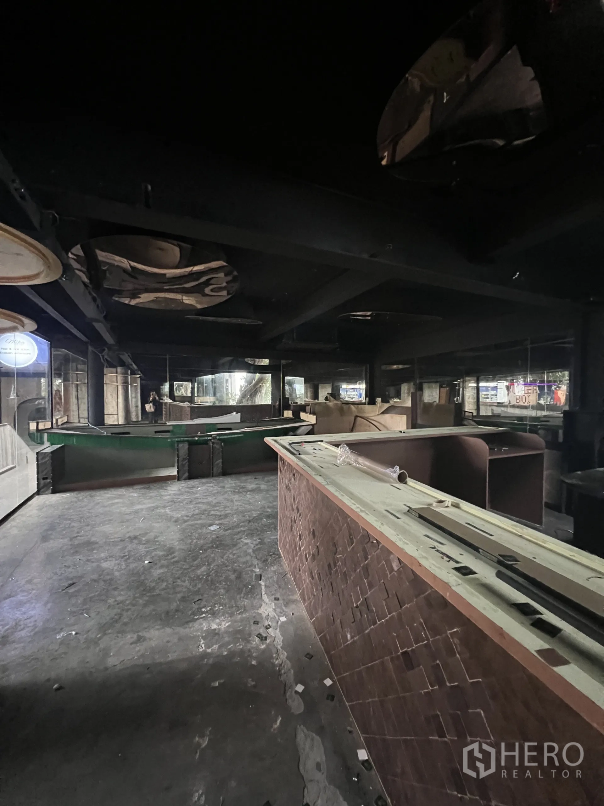 零售空间 出租在Watthana, Bangkok - 大型未完工的吧厅，长吧台与开阔地面。