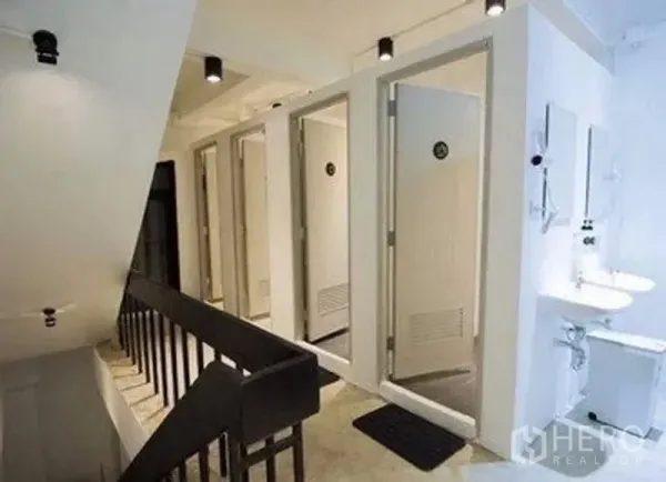 พื้นที่ขายปลีก ให้เช่าในKhlong Toei, Bangkok - โถงทางเดินสว่างมีห้องอาบน้ำและห้องน้ำหลายคูหา พร้อมอ่างล้างมือ