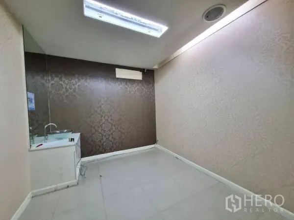 店屋 出租在Watthana, Bangkok - 带水槽柜的室内房间，墙面带纹理，顶置日光灯。