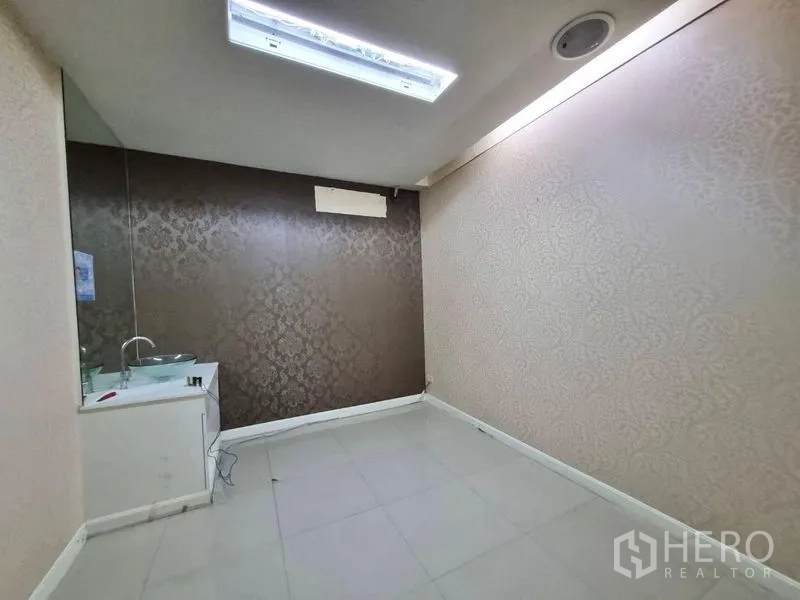 店屋 出租在Watthana, Bangkok - 带水槽柜的室内房间，墙面带纹理，顶置日光灯。