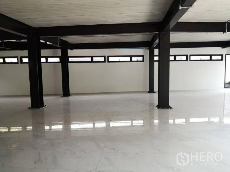 办公空间 出租在Chatuchak, Bangkok - 宽敞办公区域，带高侧窗、外露管线与钢梁结构。