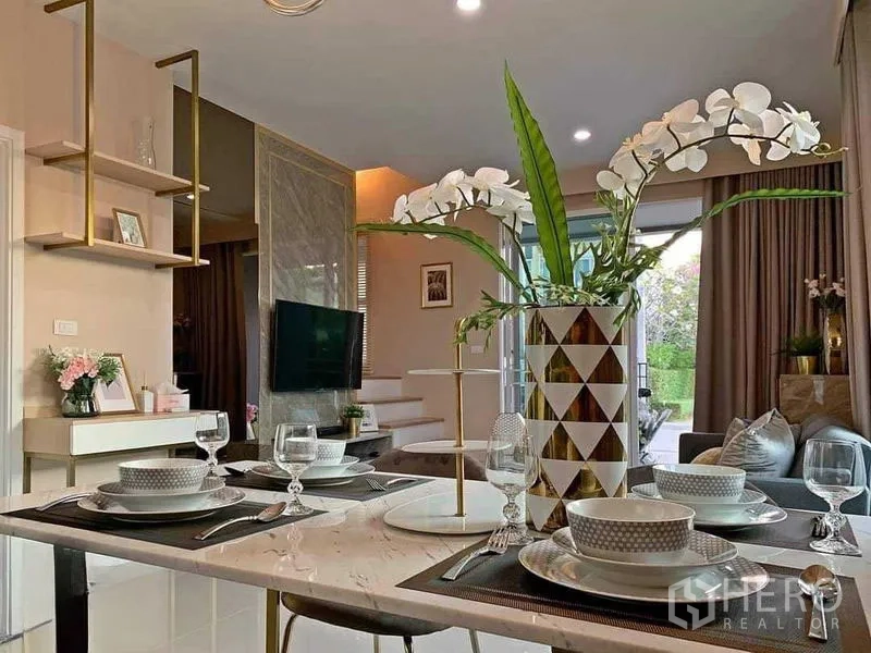 联排别墅 出售在Mueang Nonthaburi, Nonthaburi - 开放式餐桌四人位，面向电视墙与楼梯