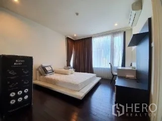 คอนโด ขาย - ห้องนอนพร้อมโต๊ะทำงาน เครื่องปรับอากาศ และหน้าต่างสูงรับแสงธรรมชาติ