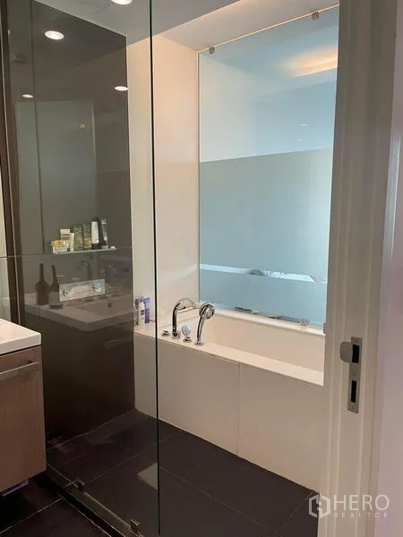 คอนโด ให้เช่าในPathum Wan, Bangkok - ห้องน้ำพร้อมฉากกั้นกระจกและอ่างอาบน้ำ