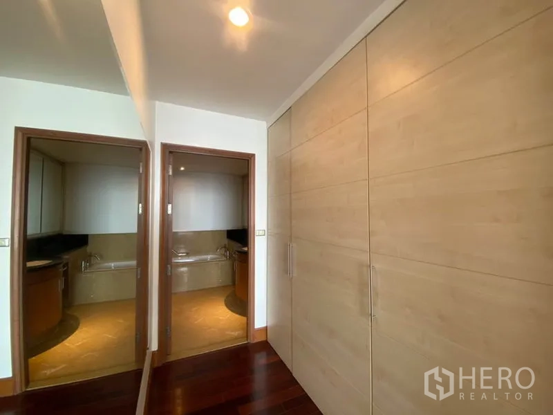 公寓 出租在Sathon, Bangkok - 走廊配高至天花的嵌入式衣柜与双扇门通往浴室。