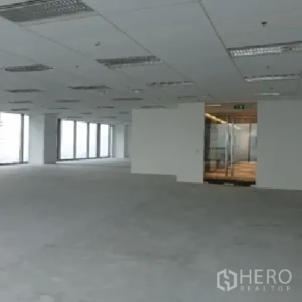 办公空间 出租在Din Daeng, Bangkok - 宽敞办公区通向玻璃双开门入口。