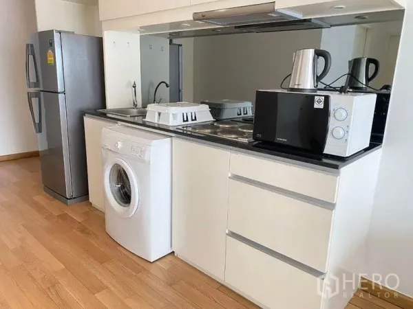 คอนโด ให้เช่าในBangkok - ครัวขนาดกะทัดรัดพร้อมตู้เย็น เครื่องซักผ้า อ่างล้างจาน เตาและไมโครเวฟบนพื้นไม้