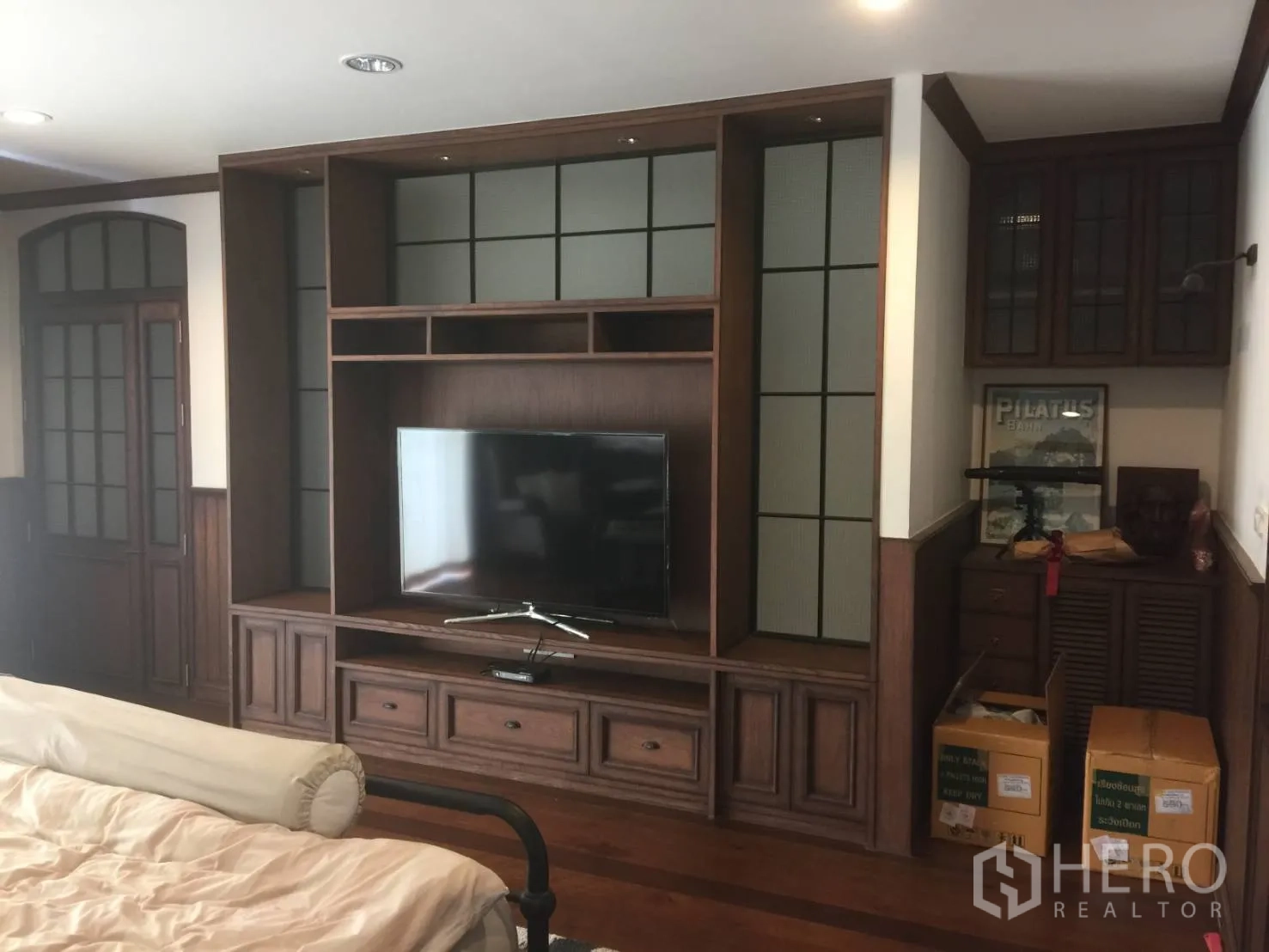 ทาวน์เฮาส์ ขายในSuan Luang, Bangkok - ห้องนั่งเล่นพร้อมตู้ทีวีบิลท์อินไม้เข้มและชั้นเก็บของ