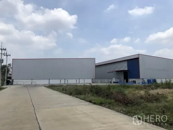 โรงงาน ให้เช่าหรือขายในPhra Nakhon Si Ayutthaya - ทางเข้าอาคารโรงงานผนังเมทัลชีทสมัยใหม่ พร้อมทางรถบรรทุกกว้าง