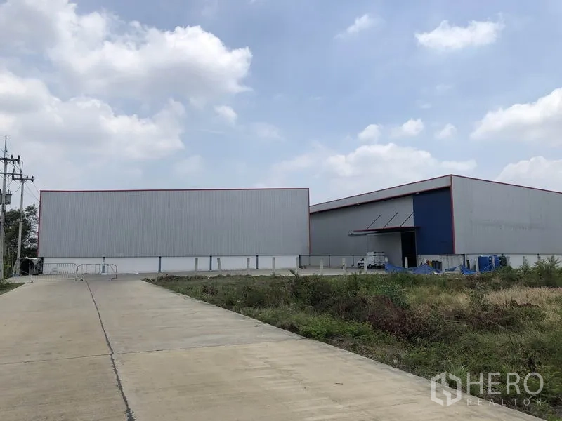 โรงงาน ให้เช่าหรือขายในPhra Nakhon Si Ayutthaya - ทางเข้าอาคารโรงงานผนังเมทัลชีทสมัยใหม่ พร้อมทางรถบรรทุกกว้าง