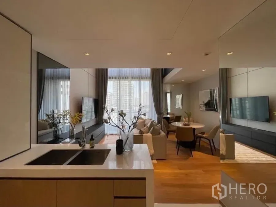 คอนโด ให้เช่าในKhlong Toei, Bangkok - ครัวแบบเปิดพร้อมไอแลนด์เชื่อมสู่มุมนั่งเล่นและรับประทานอาหารที่สว่าง โปร่งด้วยผนังกระจกสูงจรดเพดาน เห็นวิวเมือง