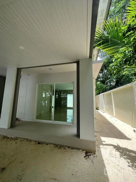 独立式住宅 出售在Prawet, Bangkok - 门廊入口，推拉玻璃门与沙面侧院。