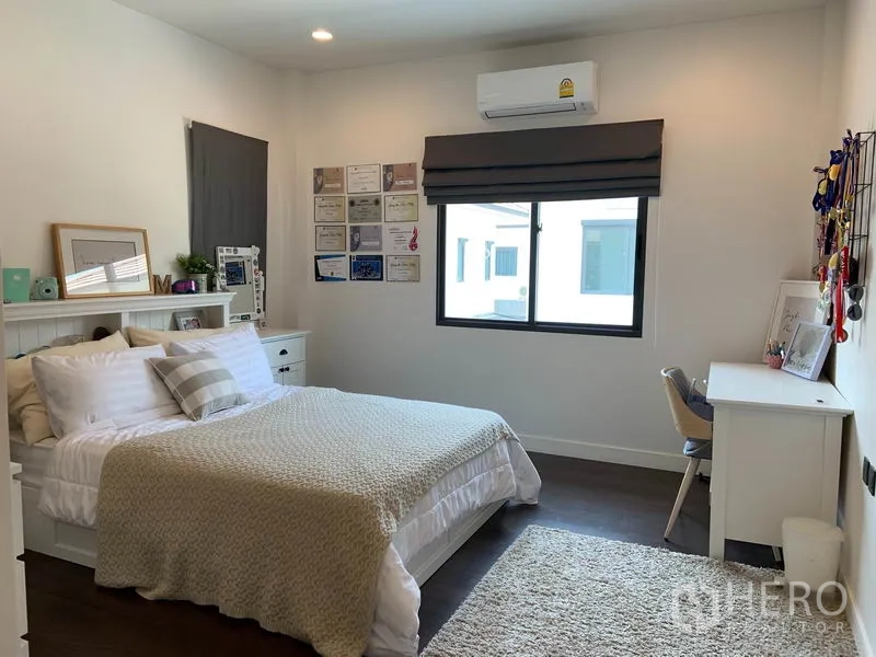 บ้าน ให้เช่าหรือขายในBang Kapi, Bangkok - ห้องนอนอบอุ่น เตียงคู่ โต๊ะทำงาน และหน้าต่างรับแสง