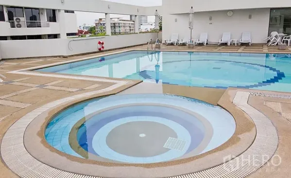 公寓 出租在Watthana, Bangkok - 屋顶游泳池，带圆形儿童池与躺椅，可观城市景观。