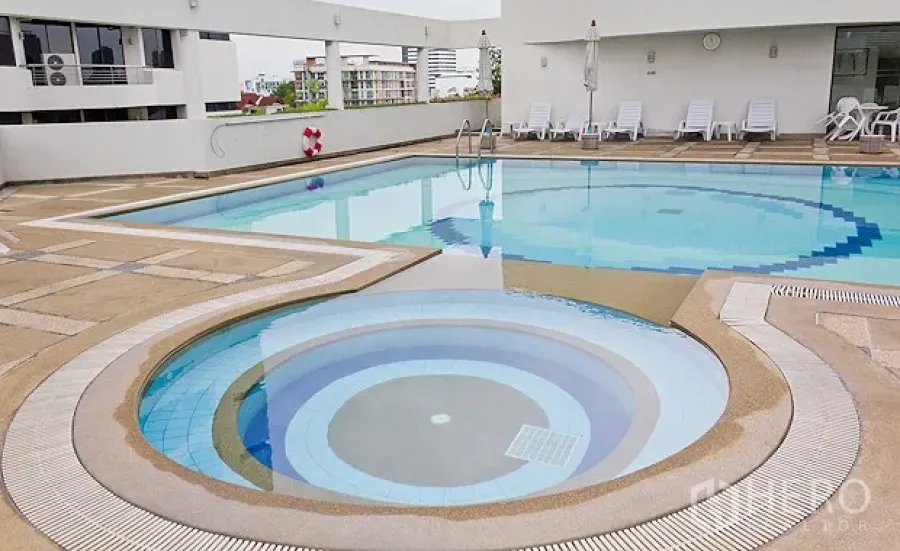 公寓 出租在Watthana, Bangkok - 屋顶游泳池，带圆形儿童池与躺椅，可观城市景观。