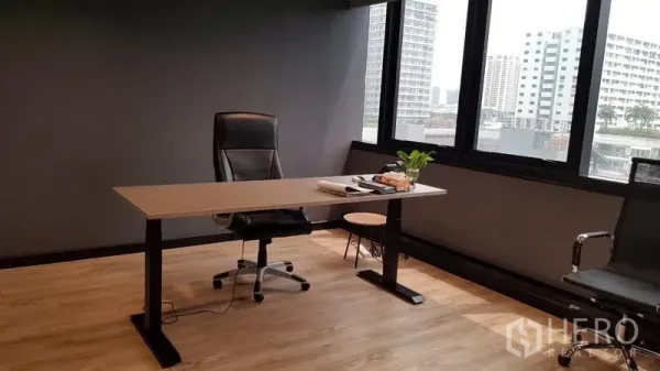 สำนักงาน ให้เช่าในKhlong Toei, Bangkok - ห้องทำงานผู้บริหาร โต๊ะเดี่ยวริมหน้าต่าง พื้นไม้ โชว์วิวเมืองกรุงเทพฯ.