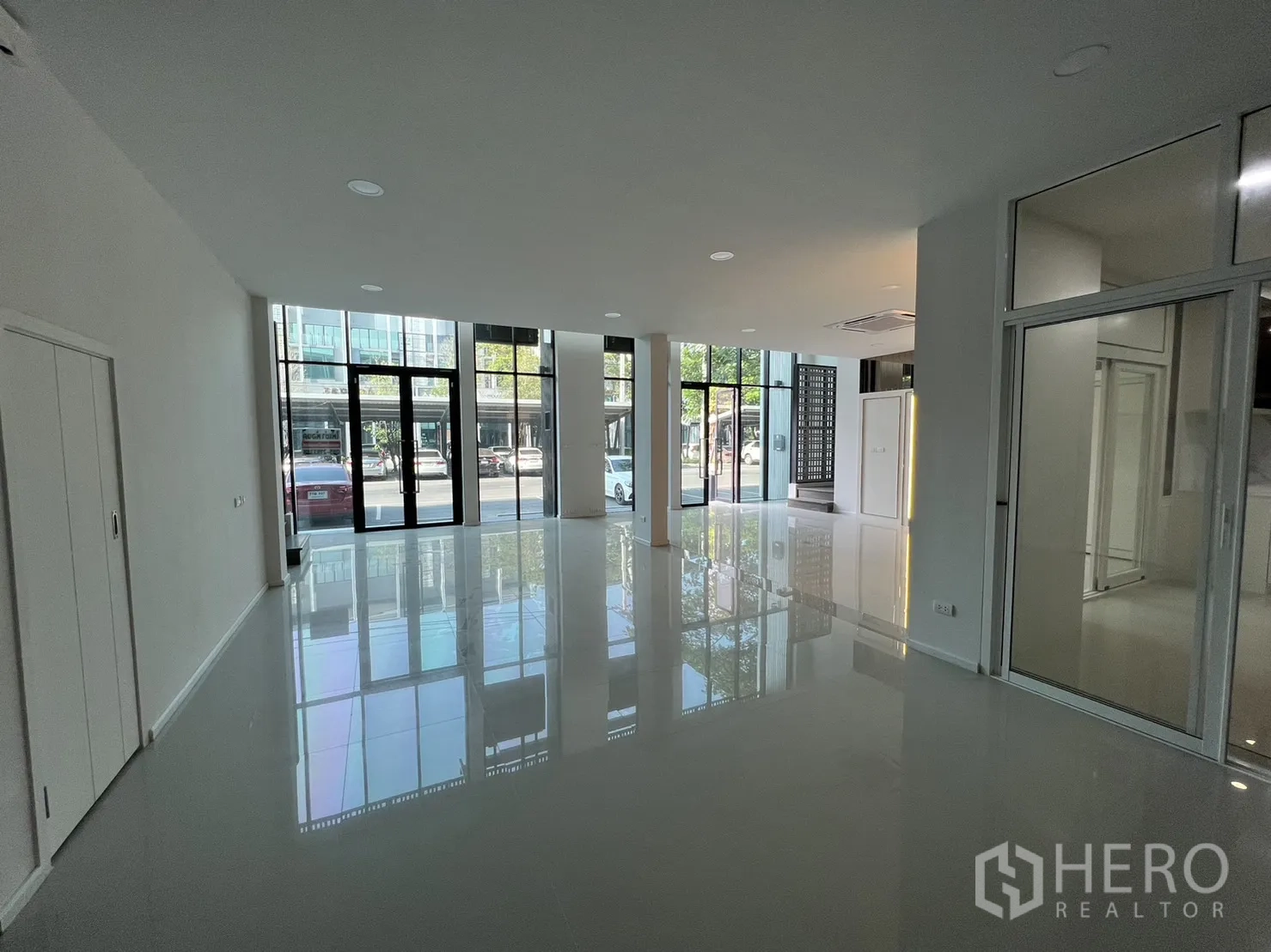 สำนักงานที่บ้าน ให้เช่าในBang Phli, Samut Prakan - พื้นที่ชั้นล่างกว้างเหมาะเป็นโชว์รูม มีประตูกระจกหลายจุดและผนังกั้นภายใน